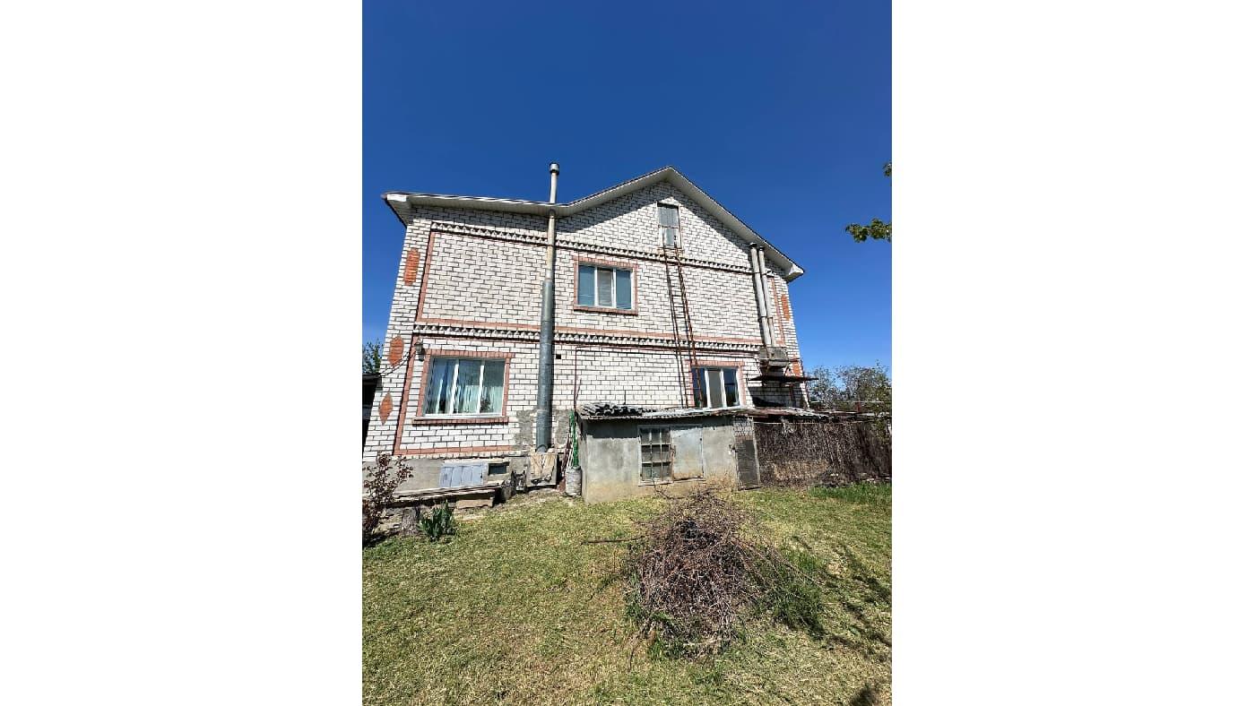 БЕЗ КОМІСІЇ! Капітальний будинок, 5 кім, цегляний, жилий стан.